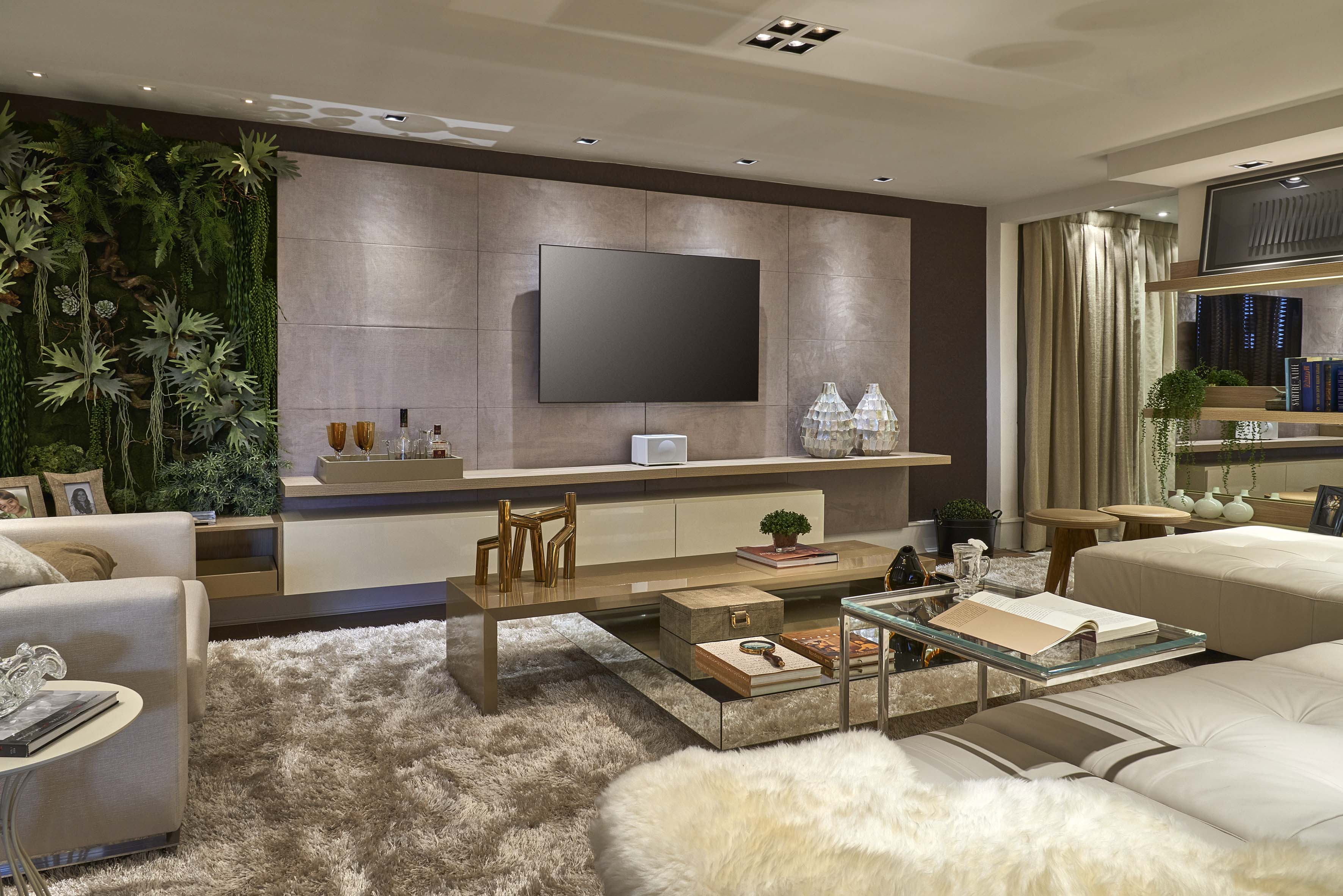 Дизайн зоны в гостиной с большим телевизором